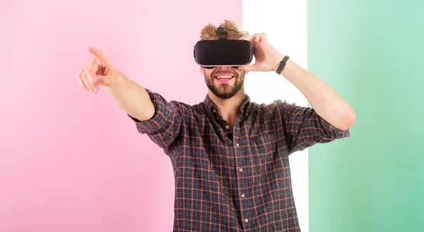 Espacio cibernético. Hombre sin afeitar chico con gafas VR involucrados en el espacio cibernético, fondo rosa. Hipster utiliza tecnologías modernas para el entretenimiento. Guy VR gafas pantalla montada en la cabeza interactuar en el espacio cibernético — Foto de Stock