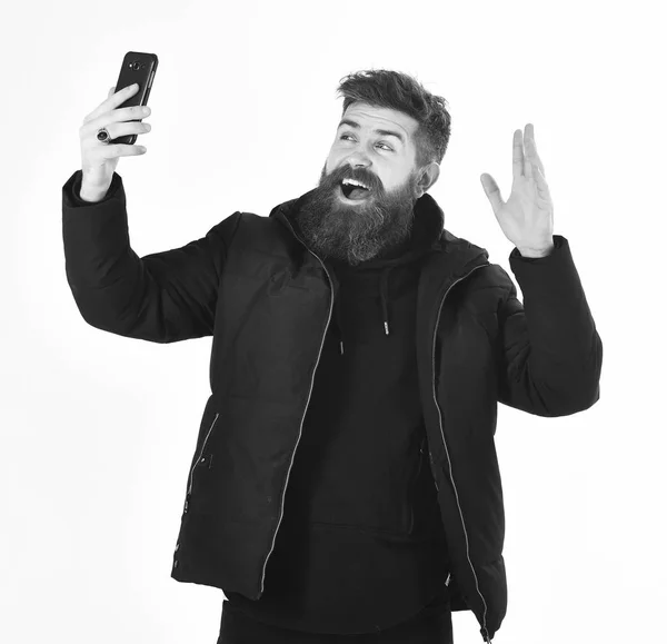 Blogueur ou hipster avec barbe prend selfie photo ou streaming . — Photo