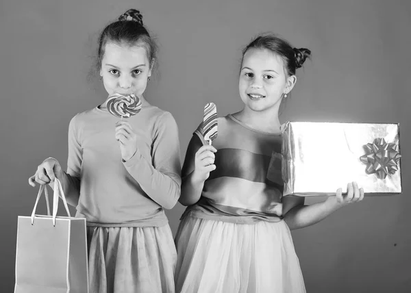 Kinder mit glücklichen Gesichtern posieren mit Süßigkeiten und Geschenken — Stockfoto