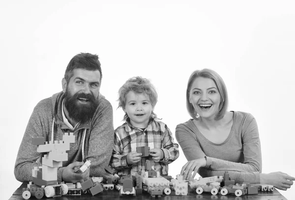 Homme avec barbe, femme et garçon jouent sur fond blanc — Photo