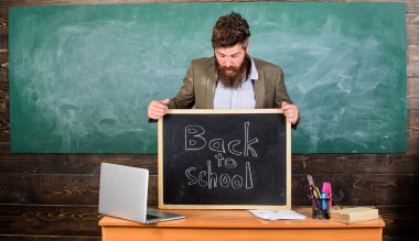 Öğretmen ya da okul müdürü Okul için yazıt ağırlamaktadır. Öğretmen deneyimli öğretmen çalışma başlar ve eğitim almak için yeni Kaydolanların ağırlamaktadır. Öğrenciler profesyonel iş öğretim