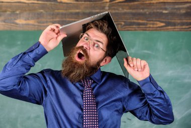 Öğretmen modern dizüstü kara tahta arka plan ile adam sakallı. Okul fikrini darbeler. Yenilikçi öğretmen agresif çatı olarak laptop ile ilgili öğretim deli gider. Öğretmenlerin yaşam tarzı için kullanılan alabilirsiniz değil