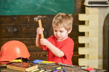 Yürümeye başlayan çocuk meşgul yüzündeki çekiç aracı evde atölye ile oynuyor. Çocuk şirin ve sevimli Oluşturucusu'nu veya repairer oynarken, onarma veya handcrafting. Çocuk Çocuk tamirci oynamak. Handcrafting kavramı