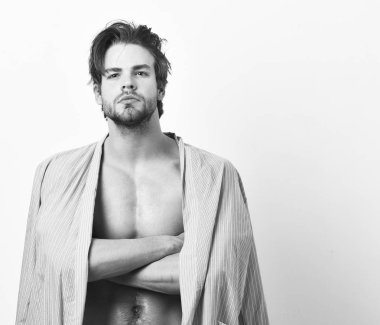 Maço çapraz kolları olan mavi bornoz içinde. Sabah kavramı.