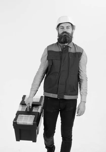 Чоловік з бородою і вусами тримає коробку інструментів ізольовано на білому — стокове фото
