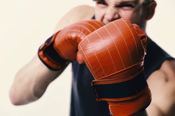 Hombre con cerdas y cara loca usa guantes de boxeo, primer plano —  Fotos de Stock
