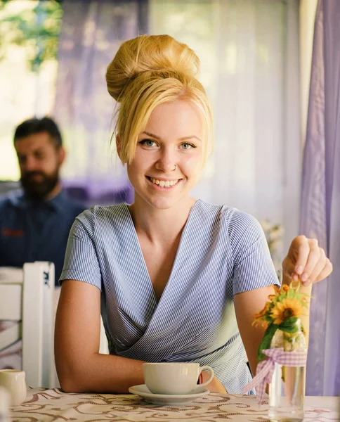 Menina bebe café ou chá no café ou restaurante . — Fotografia de Stock