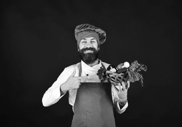 Кухар тримає салат, помідор, перець і гриби — стокове фото