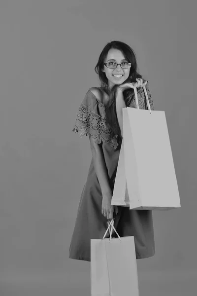 Χρήματα και ψώνια έννοια. Κορίτσι με έξυπνα γυαλιά — Φωτογραφία Αρχείου