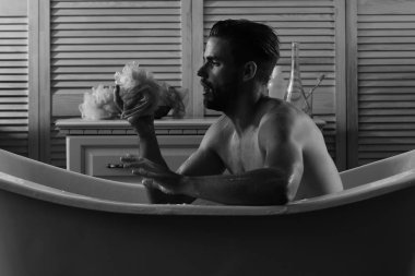 Köpük Sünger arayan adam banyoda kaplı