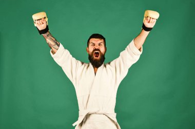 Üniforma ve boks eldivenleri heyecanlı yüzüne adamla karate.