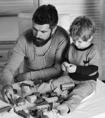 Erkek ve çocuk ahşap duvar arkasında birlikte oynuyorlar..