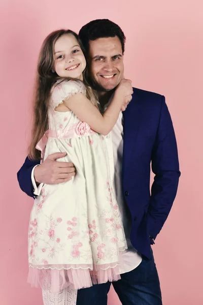 Chica y hombre con caras sonrientes felices sobre fondo rosa — Foto de Stock