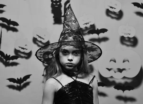 마녀 의상을 입고 잭 오 랜턴을 탄 아이 — 스톡 사진