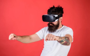 Sanal sürüş dersleri kavramı. Hippi emin yüz sürüş bisiklet sanal gerçeklik ile modern dijital becerikli alet. Vr sakallı sürüş motosiklet, kırmızı arka plan gözlük