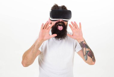 Vr gözlük, beyaz arka planda sakallı adam. Sanal seks kavramı. Adam ile seks sanal gerçeklik kafa monte göstermek. Dil ile yalama Yeniyetme sanal gerçeklik oral zevk verir