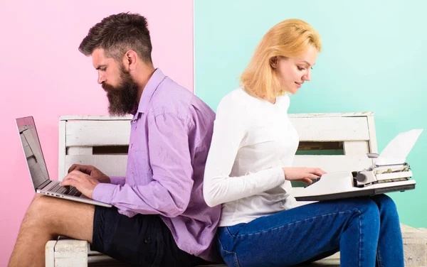 Man arbete använder modern snygg laptop och kvinna arbete retro skrivmaskin. Prova ny teknik. Kan inte få använda ny teknik. Tid ändra gamla vanor. Gamla hederliga mot moderna, föråldrade mot nya — Stockfoto