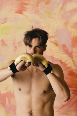 Renkli arka planda kendine güvenen ve kıllı bir adam.