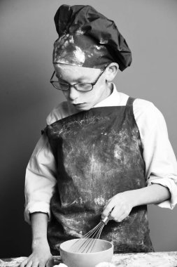 Lekeli tatlı aşçı çocuk.