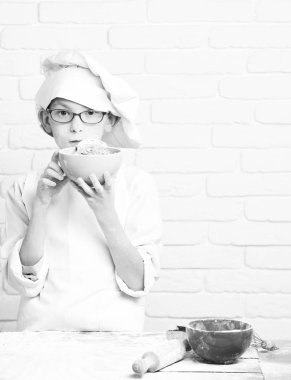 Lekeli tatlı aşçı çocuk.