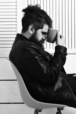 Kafkasyalı vahşi hippi elinde bardak ya da kupa tutuyordu.