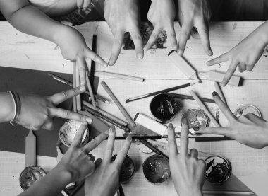 Sanat ve fikir kavramı. Sanat malzemeleri elinde