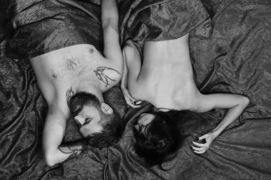 Sakal ve güzel Bayan yalanlarla huzurlu yüzü olan adam