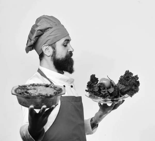 Кращі салати від шеф-кухаря. Красивий офіціант або кухар в уніформі — стокове фото