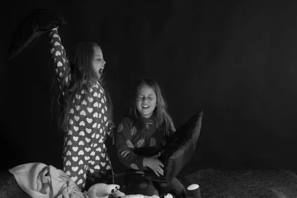 Κορίτσια με χαμογελαστά πρόσωπα κάθονται σε σκούρο κόκκινο φόντο — Φωτογραφία Αρχείου