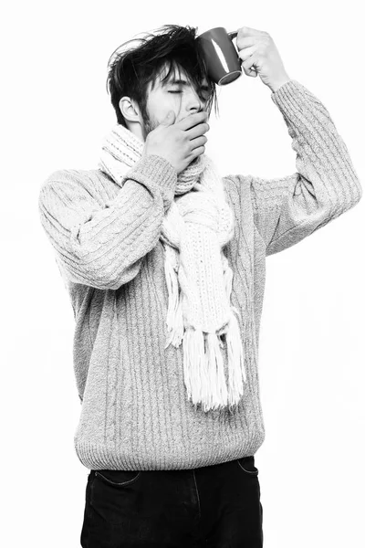 Knappe bebaarde gapende man met de kop in de trui en sjaal — Stockfoto