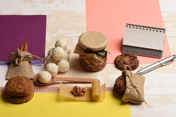 Dulces saludables caseros sobre fondo de textura de madera clara . — Foto de Stock