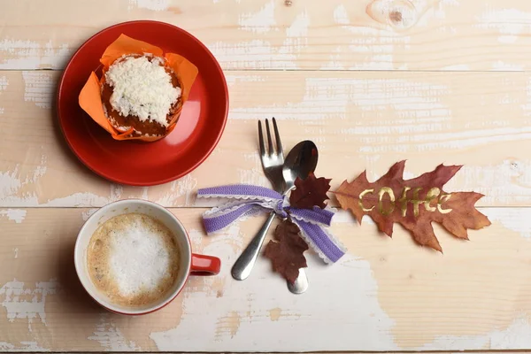 叶子与词咖啡写。红色陶瓷餐具 — 图库照片