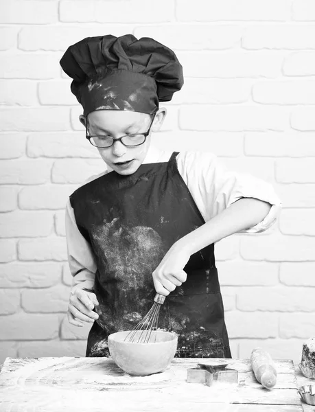 Poplamiony słodkie kucharz chłopiec — Zdjęcie stockowe
