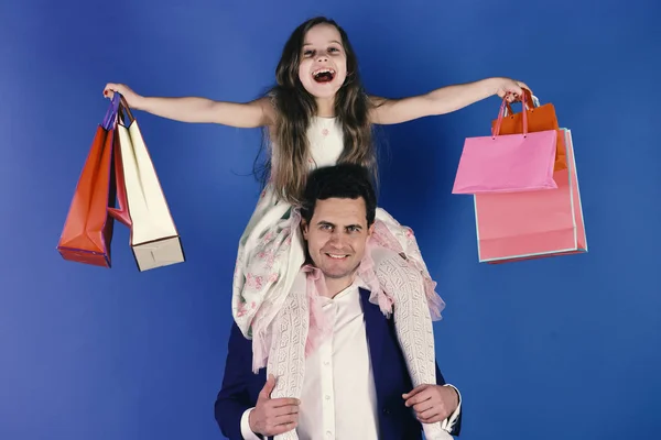 Ψώνια, δώρα και την οικογένεια έννοια. Κόρη και πατέρας με πακέτα — Φωτογραφία Αρχείου