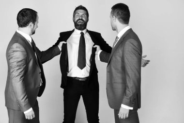 Sakallı ve heyecanlı yüzlü adam liderlik için savaşıyor..