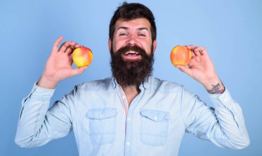 Sağlıklı bir alternatif. Sakallı adam gülen elma mavi arka plan elinde tutar. Tamamen sağlıklı beslenme kavramı. Vitamini beslenme diyet sağlık. Elma hem de eller sağlıklı alternatif.