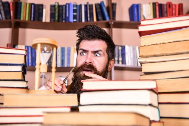 Dostum, bilim adamı kum saati görünüyor. Adam ciddi ve şok yüz izlerken zaman raflardan, arka planda gidiyor. Zaman akışı kavramı. Öğretmen ya da sakal Kitaplığı'nda eğitim ile öğrenci