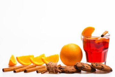 İçki ya da portakal ve tarçın ile içecek. Kokteyl bar kavramı ve. Cam mulled şarap veya portakal dilimleri ve çerezleri beyaz arka plan üzerinde yakın sıcak elma şarabı ile. Portakal dilim yakınındaki mulled şarap