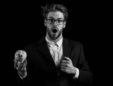 Takım elbiseli adam şaşırmış iş