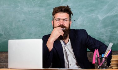 Ayrıntılara dikkat. Konsantre öğretmen Olgun öğretmen dikkatle dinlerken sakallı. Öğretmen dinleme cevap veya rapor. Öğretmen formal giyim sit tablo sınıf kara tahta arka plan