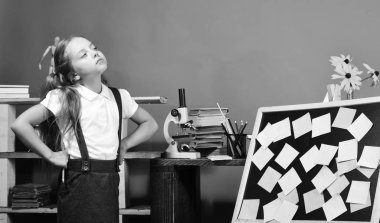 Sınıfında tatminsiz yüz ifadesi olan liseli kız.