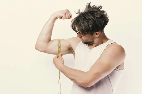 Athlète aux cheveux sales montrant des biceps et des triceps — Photo