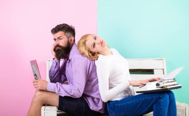 Gerçek autor otantik ekipman. Çalışma arkadaşları farklı yaklaşım. Çift yazarlar farklı araçlar yazma kitap kullanın. Adam laptop kız retro daktilo gibi kullanın. Özgün otantik öznitelik yazar