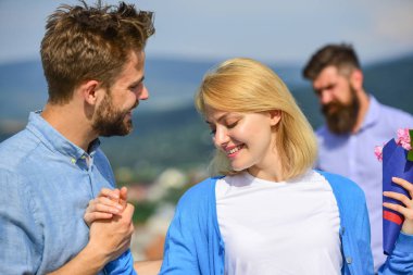 Çift aşk mutlu dating, kıskanç karısı onu sevgilisi ile hile izleyen adamım sakallı. Açık toplantı aşık romantik ilişkiler flört. Çift romantik tarih aşıklar flört. Kırık kalp kavramı