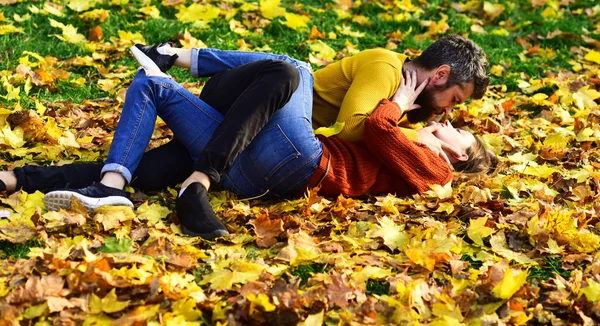 Couple in love lies on dry fallen leaves in park — Stock Photo, Image