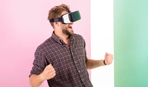 Ciberganador. Hombre sin afeitar chico con gafas VR involucrados en el espacio cibernético, fondo rosa. Hipster utiliza tecnologías modernas. Espacio cibernético. Guy VR gafas pantalla montada en la cabeza interactuar en el espacio cibernético — Foto de Stock