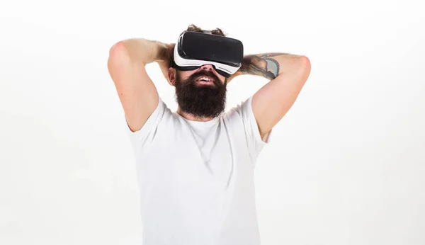 Homem com barba em óculos VR desfrutar de assistir vídeo, fundo branco. Conceito de cinema virtual. Cara com cabeça montada exibir desfrutar de realidade virtual. Hipster no rosto animado se divertindo na realidade virtual — Fotografia de Stock