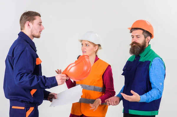 Constructores e ingenieros discutiendo, malentendidos. Concepto de disputa laboral. —  Fotos de Stock