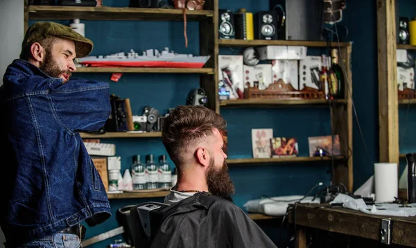 Cliente e mestre profissional verificando resultado ou corte de cabelo. O cliente Hipster tem um novo corte de cabelo. Conceito de corte de cabelo. Barbeiro terminou styling. Barbeiro com homem barbudo olhando para o espelho, barbearia fundo — Fotografia de Stock