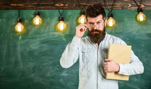 回到学校的概念。老师在眼镜开始上课。脸上长着胡子和胡须的男人站在黑板前。大胡子的时髦持有书, 黑板上的背景 — 图库照片